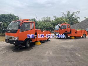 廣西公路管理局程站長與我司共同努力，開發(fā)出了一款GQ-1800E型自行式路面清掃機	