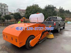 湖南省婁底市雙峰縣公路局養(yǎng)護中心彭站長與河南都市機械設備有限公司工程師喬主任,實地研究，精心設計制作了一款新型的皮卡車式道路清掃車