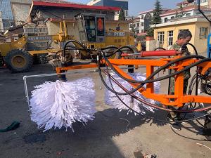 2020年11月11日山西省晉中市昔陽(yáng)縣公路管理段與河南都市機(jī)械設(shè)備有限公司合作，在宋段長(zhǎng)王隊(duì)長(zhǎng)凌師傅的精心安排指導(dǎo)下與喬主任祝師傅的積極努力，成功研制出了加寬雙護(hù)欄板600mm護(hù)欄清洗機(jī)